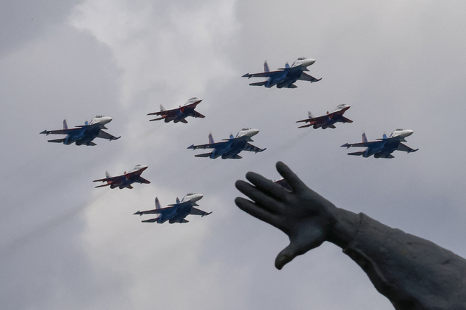 Russian Sukhoi Su-30SM fighter jets and MiG-29 fighter jets fly above Moscow during the general rehearsal of the Victory Day military parade on May 7, 2025 (AFP photo)